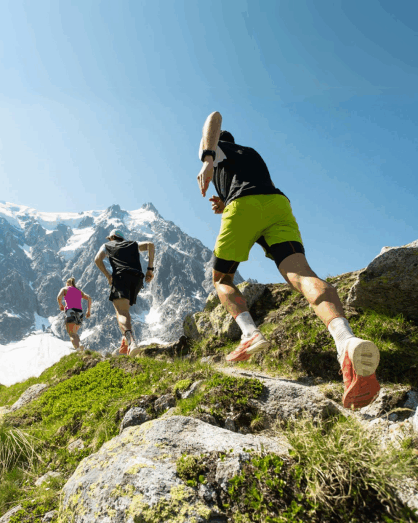 groupe-en-trail-courant-sur-un-sentier-de-montagne
