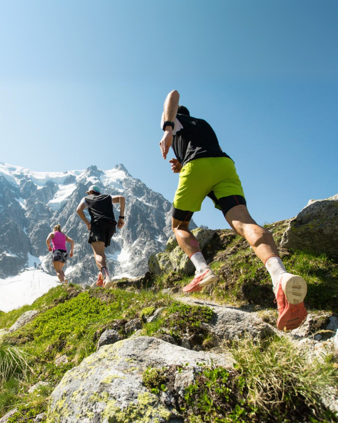 groupe-en-trail-courant-sur-un-sentier-de-montagne