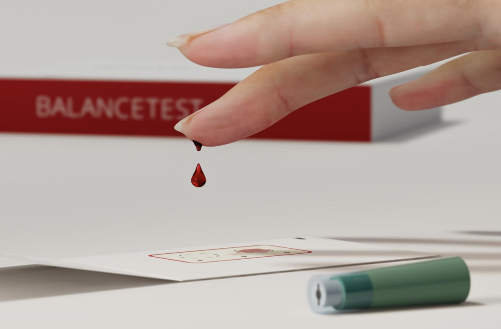 Visuel sur une goutte de sang qui tombe doigt d'une personne en train de faire le balance TEst de Zinzino.