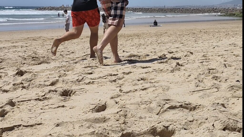 Course pieds nus sur le sable pour un entraînement sportif efficace à Lisbonne.
