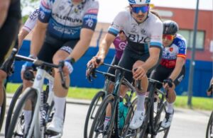 Alan Beaujard franchissant la ligne d'arrivée lors de la course de Osgenomen, illustrant l'accomplissement d'un long processus de préparation et de dépassement de soi.