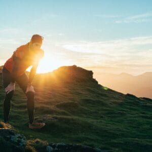 Visuel sur une personne les mains sur les genoux en signe de fatigue ou d'inflammation chronique.