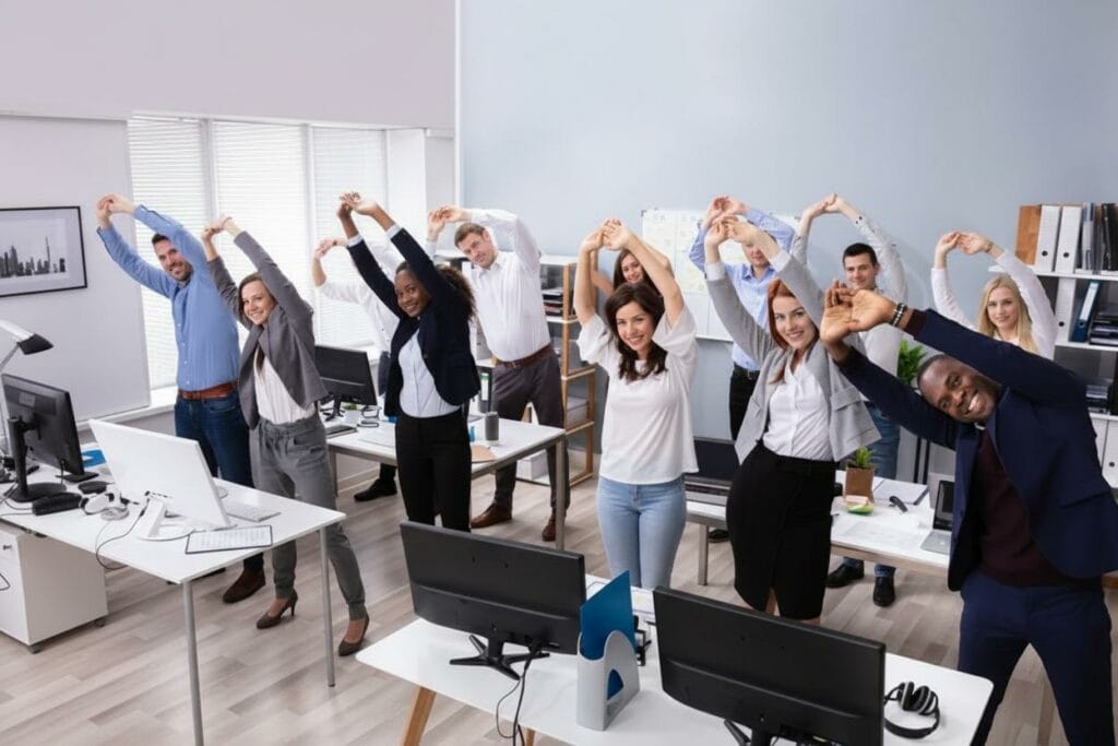 Visuel sur une équipe d'entrepris en train de pratiquer des exercices de QVCT, réduisant la fatigue et assurant une réelle cohésion d'équipe.
