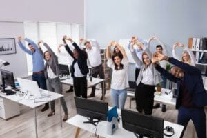 Visuel sur une équipe d'entrepris en train de pratiquer des exercices de QVCT, réduisant la fatigue et assurant une réelle cohésion d'équipe.