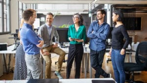 Visuel sur une l'équipe d'une entreprise, avec une bonne cohésion et ambiance et moins de stress grâce à la QVCT.