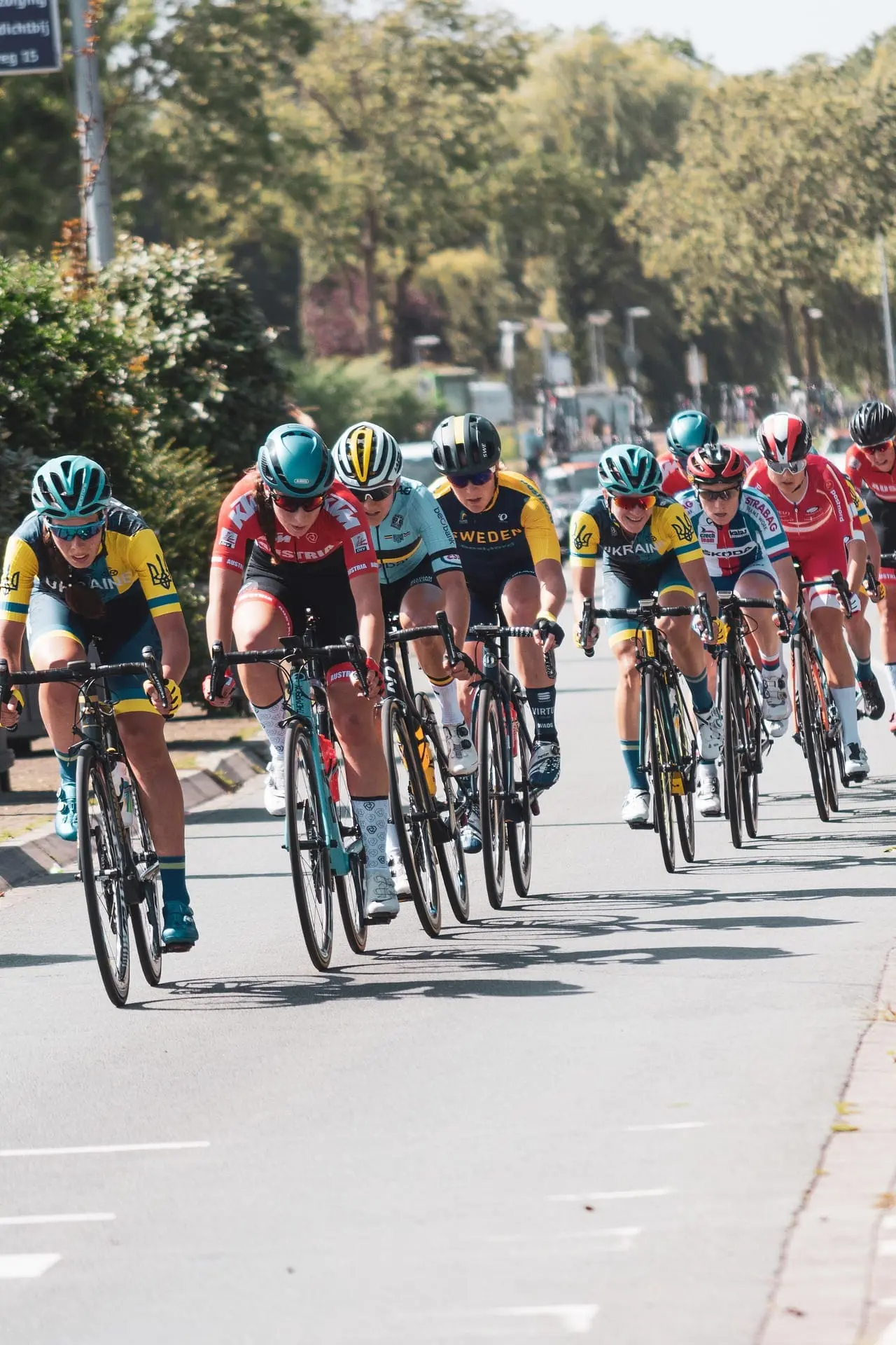Peloton de coureurs sur route en pleine compétition, optimisant leurs chronos grâce à un plan d'entraînement marathon et un coach running en ligne.
