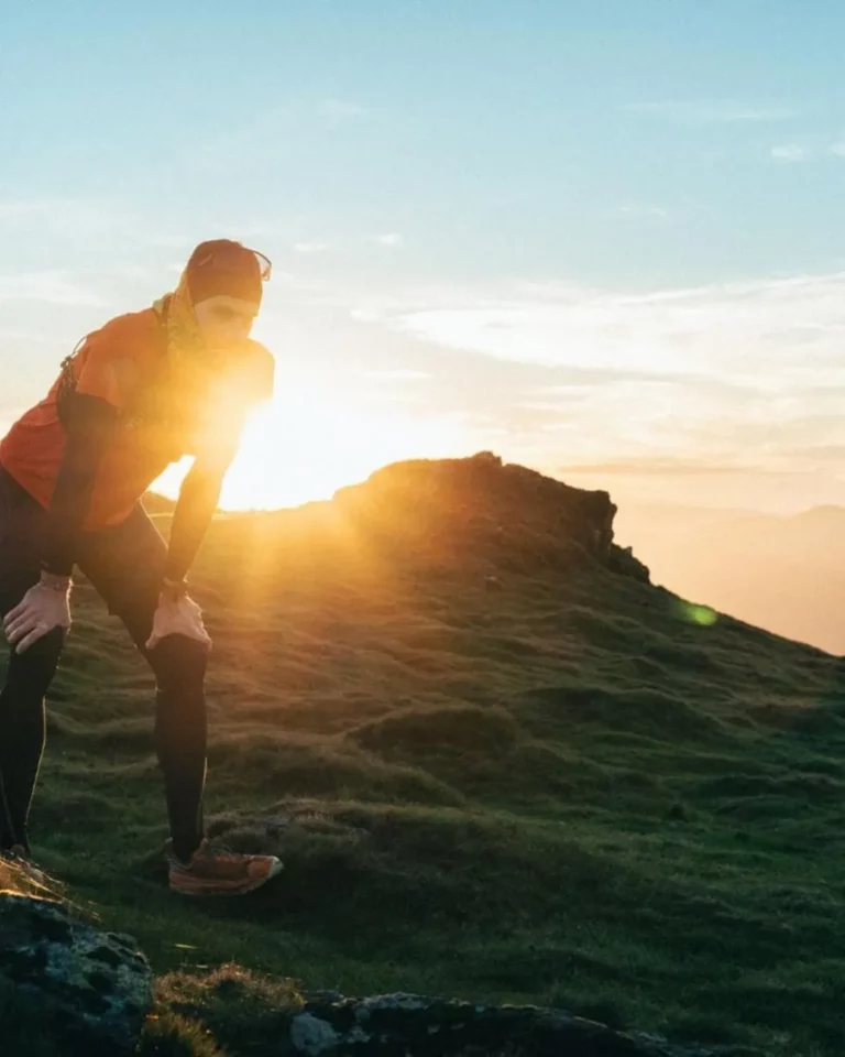 Coureur au lever du soleil qui reprend la course à pied