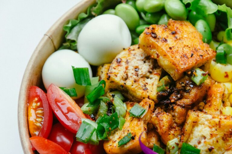 Bol de tofu grillé, œufs durs et edamame : varier les sources de protéines