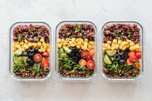 Repas préparés à l'avance en boîtes : riz, lentilles, maïs et légumes pour sportif pressé