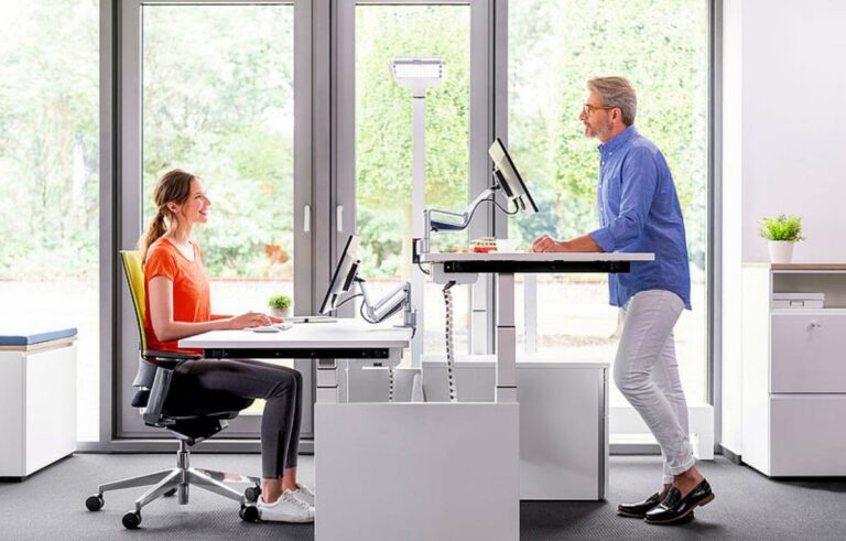 Poste de travail assis-debout en entreprise : aménagement ergonomique pour prévenir les TMS